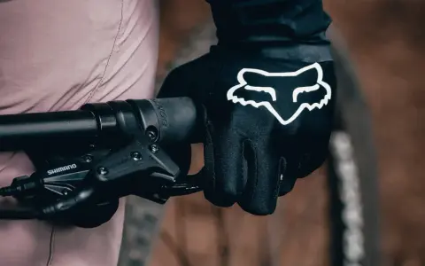Rękawiczki rowerowe Fox z białym logo lisa na czarnym tle. Idealne pytanie: jakie rękawiczki na rower wybrać?