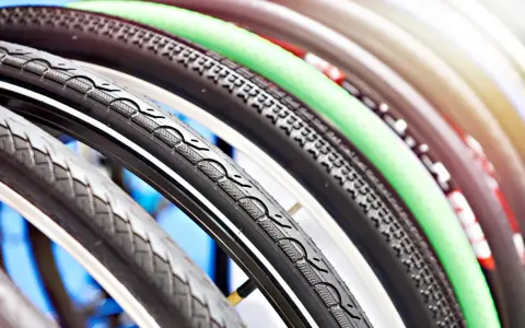 Różne opony rowerowe, od gładkich po terenowe. Pomocne przy wyborze rozmiaru kół roweru do wzrostu, tabela rozmiarów pomoże dobrać idealny model.