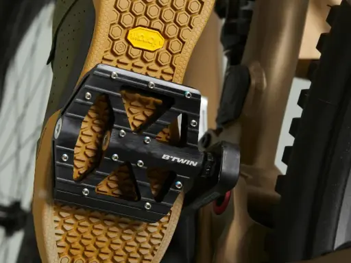 Buty rowerowe z podeszwą Vibram i pedały B'TWIN – idealne, jakie pedały do roweru trekkingowego dla pewnego chwytu.
