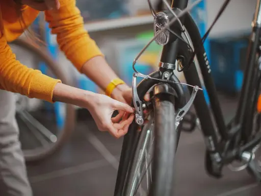 Sprawdzanie hamulców rowerowych, kiedy wymienić klocki hamulcowe w rowerze, to ważny element bezpieczeństwa.