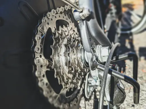 Zbliżenie na kasetę zębatą roweru i łańcuch. Dowiedz się, jak zdjąć łańcuch rowerowy bez spinki, używając odpowiednich narzędzi.