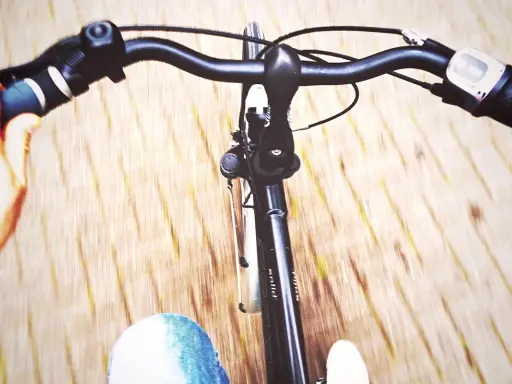 Widok z perspektywy rowerzysty. Dłoń trzyma kierownicę, a przed nami rozmyte tło. Jak podnieść kierownicę w rowerze?