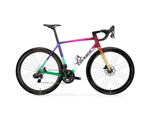 Najdroższy rower szosowy Colnago z gradientowym malowaniem od fioletu przez zieleń do pomarańczy.