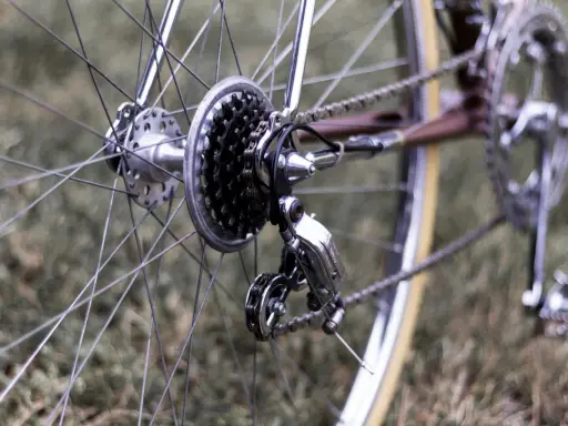 Błyszczący mechanizm przerzutek rowerowych, gotowy do precyzyjnej regulacji.