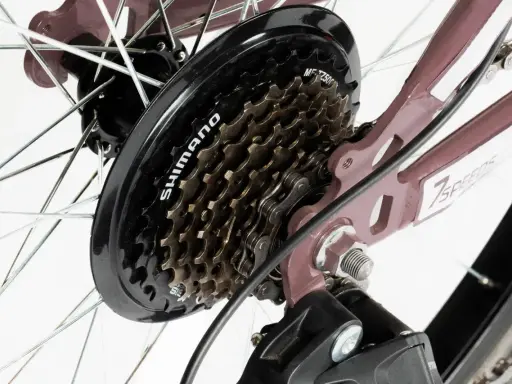 Kaseta z siedmioma przełożeniami, widoczna jest nazwa Shimano. Idealna do miejskich wypraw.