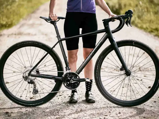 Czarny rower gravel czy cross na szutrowej drodze, gotowy na przygodę.