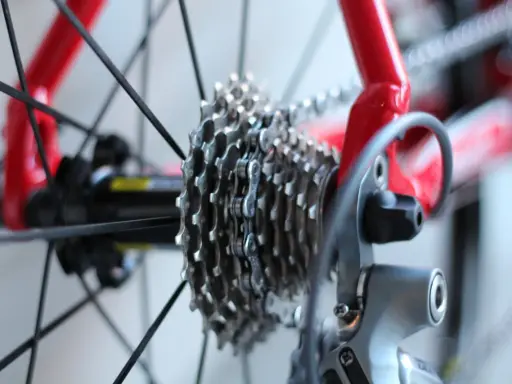Zbliżenie na kasetę rowerową i przerzutkę, gotowe do wymiany kasety w rowerze.