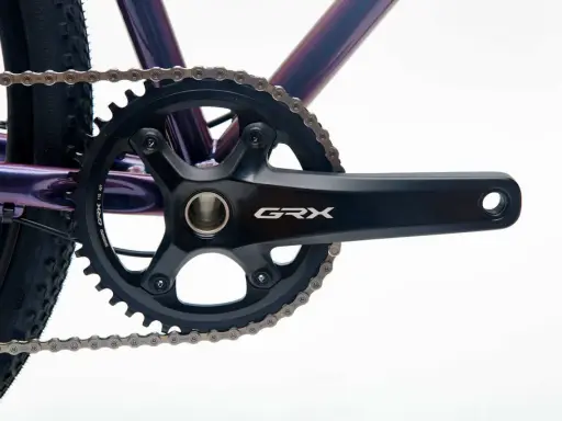 Nowa korba GRX Shimano, gotowa do wymiany suportu starego typu w rowerze.