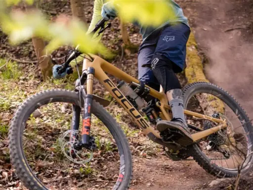 Rowerzysta na szlaku, amortyzatory Rock Shox w akcji. Klasyfikacja sprzętu to klucz do sukcesu w trailu.