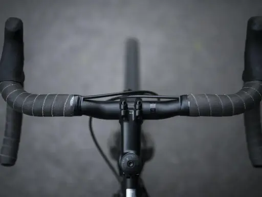 Czarne kierownica rowerowa z owijką. Widok z góry, jak odkręcić kierownicę w rowerze.