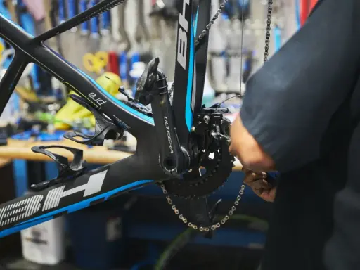 Mechanik dokonuje regulacji przedniej przerzutki w rowerze szosowym BH.