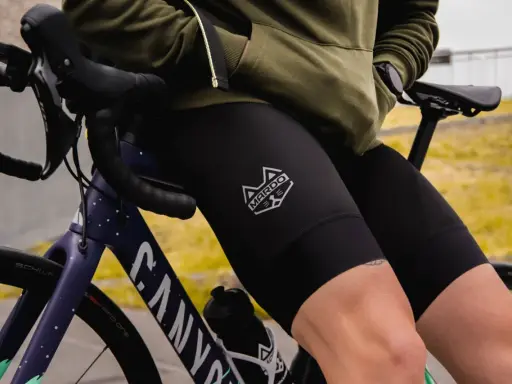 Idealne jakie spodenki rowerowe na długie trasy. Czarny, dopasowany model z logo MARDO na udzie, idealny do jazdy na rowerze.