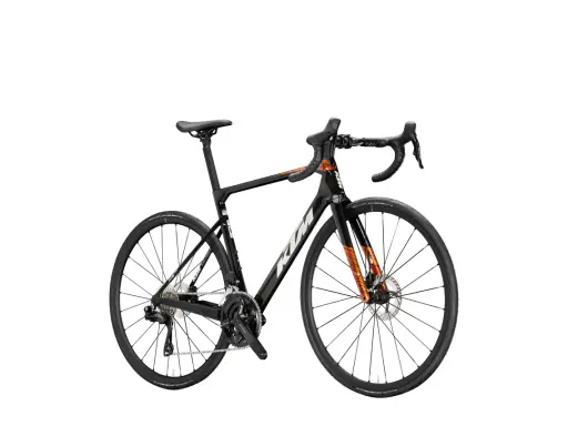 Czarny rower szosowy KTM Revelator Alto z pomarańczowymi akcentami, gotowy na podbój szos.
