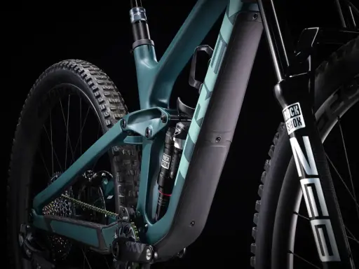 Zielony rower full suspension z amortyzatorem RockShox. Czy to hardtail czy full? Ten rower to zdecydowanie full.