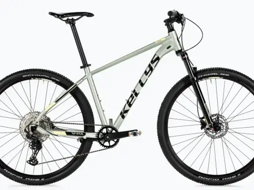 Lekki, szary rower górski Kellys Spider, rower bez amortyzatora, z czarnymi oponami Schwalbe i przerzutkami Shimano.