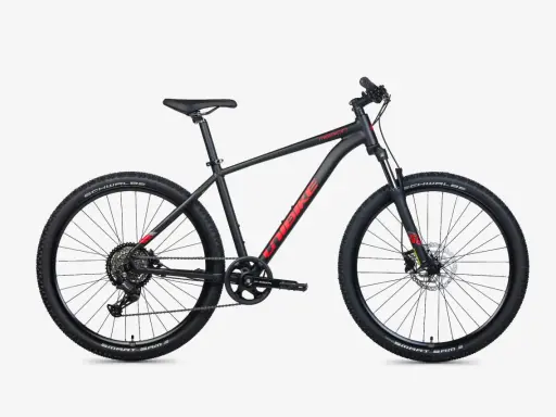 Czarny rower górski Unibike Mission z czerwonym logo. To polska firma, która tworzy rowery dla aktywnych.