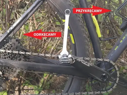 Klucz do roweru pokazuje, jak odkręcić pedały. Pamiętaj o kierunku: lewy pedał odkręcamy w prawo, prawy w lewo.