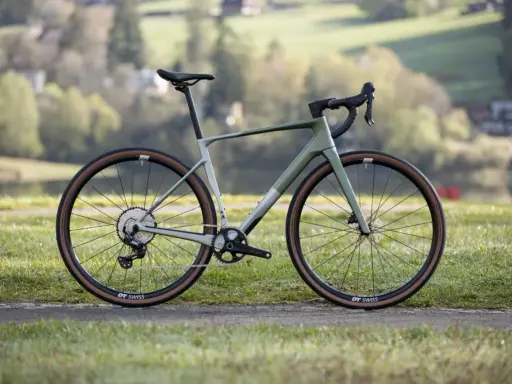 Nowy rower gravelowy, idealny na każdą trasę. Te rowery uniwersalne sprawdzą się zarówno na asfalcie, jak i w terenie.