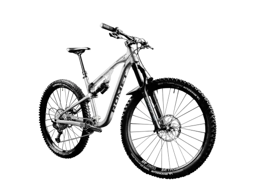 Srebrny rower górski, idealny na trudne trasy. Czy to rower crossowy czy mtb? Zdecydowanie ten drugi, gotowy na każde wyzwanie.