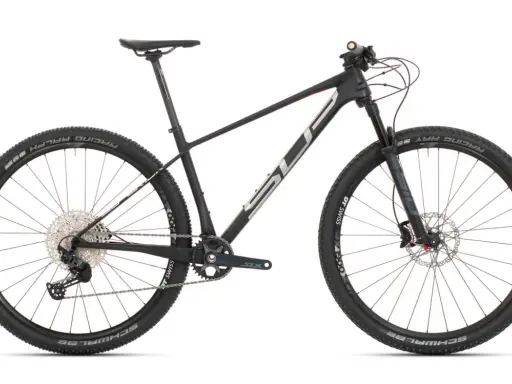 Czarny rower górski Superior XP 969 z pełnym zawieszeniem, oponami Schwalbe i kołami DT Swiss.