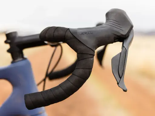 Kierownica gravelowa z owijką i manetkami Shimano GRX, gotowa na przygodę.