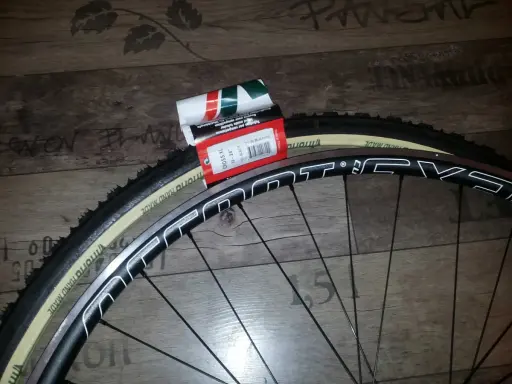 Nowa szytka rowerowa Vittoria Cross XL 33-28" czeka na założenie na obręcz koła.