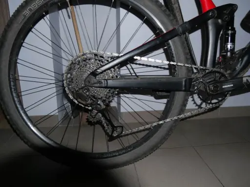 Tylna przerzutka rowerowa SRAM nie zrzuca w dół, blokując łańcuch na kasecie.