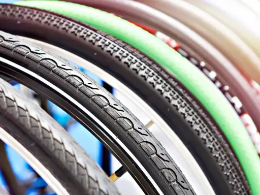 Różne opony rowerowe, od gładkich po terenowe. Pomocne przy wyborze rozmiaru kół roweru do wzrostu, tabela rozmiarów pomoże dobrać idealny model.