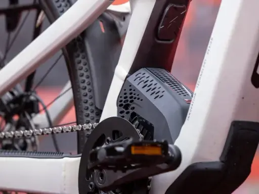 Szczegół ramy roweru elektrycznego z widocznym napędem i elementami sugerującymi, czy można doładowywać baterię w rowerze.