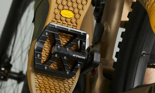 Buty rowerowe z podeszwą Vibram i pedały B'TWIN – idealne, jakie pedały do roweru trekkingowego dla pewnego chwytu.