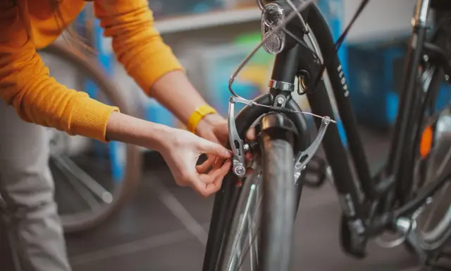 Sprawdzanie hamulców rowerowych, kiedy wymienić klocki hamulcowe w rowerze, to ważny element bezpieczeństwa.