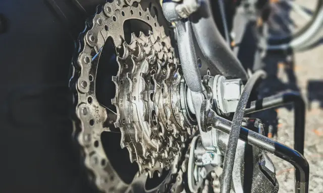 Zbliżenie na kasetę zębatą roweru i łańcuch. Dowiedz się, jak zdjąć łańcuch rowerowy bez spinki, używając odpowiednich narzędzi.