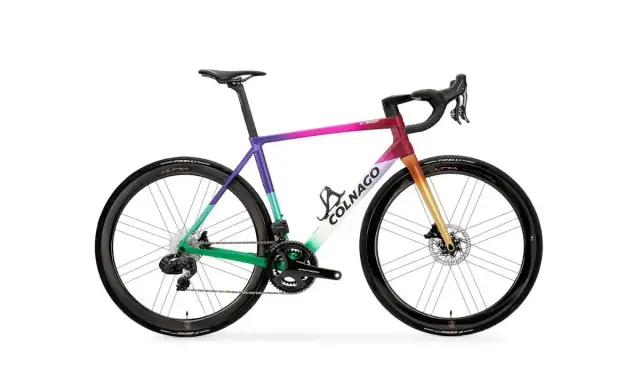 Najdroższy rower szosowy Colnago z gradientowym malowaniem od fioletu przez zieleń do pomarańczy.