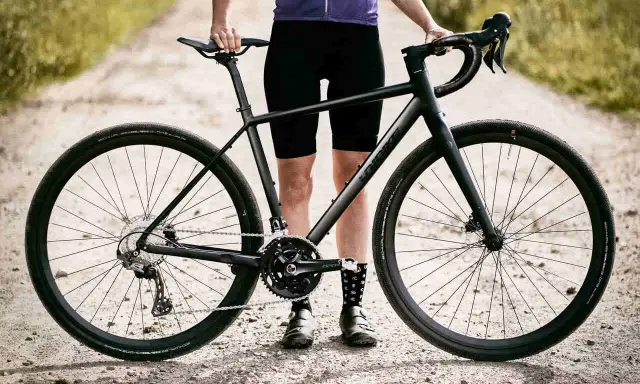 Czarny rower gravel czy cross na szutrowej drodze, gotowy na przygodę.