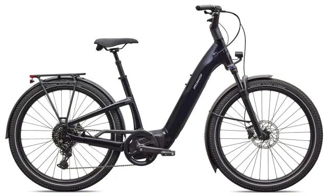 Elegancki, ciemnogranatowy rower elektryczny od renomowanego producenta rowerów elektrycznych. Idealny do miasta i na wycieczki.