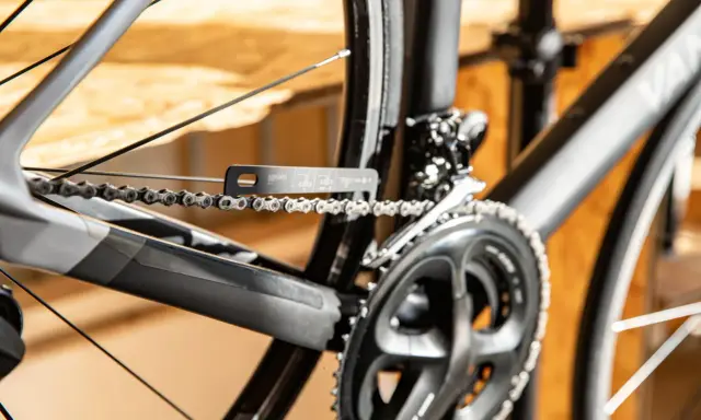 Narzędzie do sprawdzania naciągu łańcucha w rowerze z przerzutkami Shimano. Pokazuje, jak naciągnąć łańcuch.