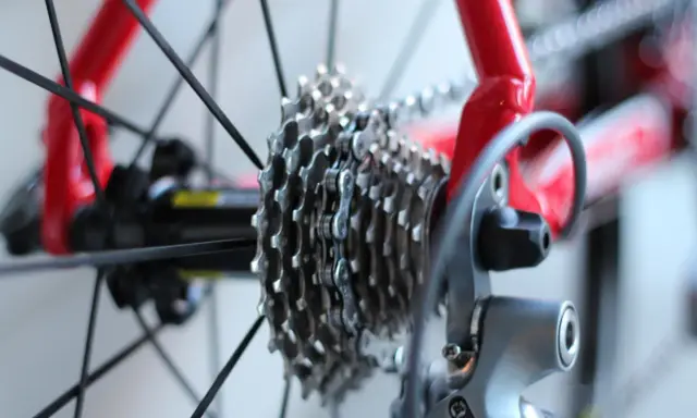 Zbliżenie na kasetę rowerową i przerzutkę, gotowe do wymiany kasety w rowerze.