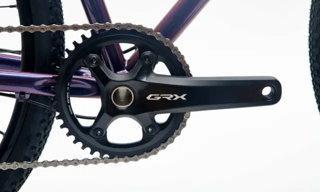 Nowa korba GRX Shimano, gotowa do wymiany suportu starego typu w rowerze.
