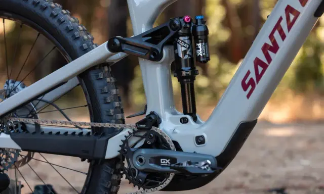 Szara rama roweru Santa Cruz z amortyzatorem Fox Float i napędem Sram NX Eagle.