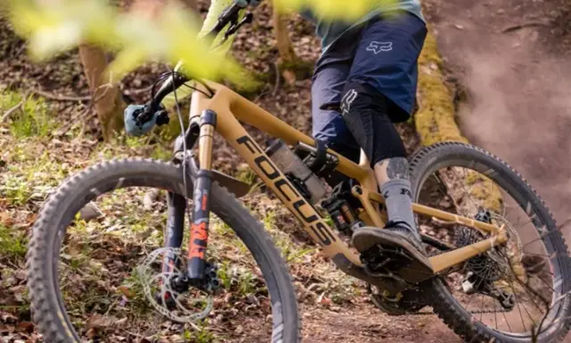 Rowerzysta na szlaku, amortyzatory Rock Shox w akcji. Klasyfikacja sprzętu to klucz do sukcesu w trailu.