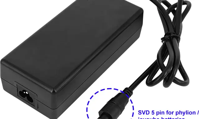 Czarna ładowarka do roweru elektrycznego z kablem i wtyczką 5-pinową SVD do akumulatorów Phylion/Joycube.