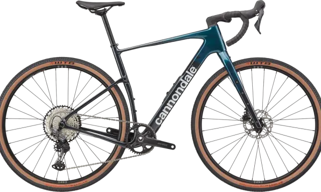 Gravelowy rower **Cannondale Topstone Carbon 3** w kolorze morskim, z szerokimi oponami WTB i napędem Shimano GRX.