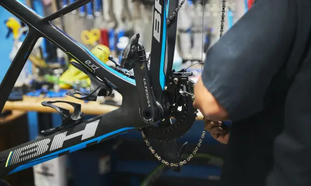 Mechanik dokonuje regulacji przedniej przerzutki w rowerze szosowym BH.