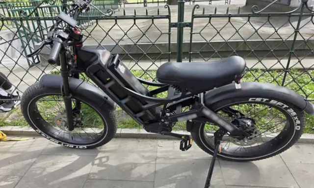 Czarny rower elektryczny z grubymi oponami. Czy rower elektryczny trzeba rejestrować? To pytanie nurtuje wielu użytkowników.