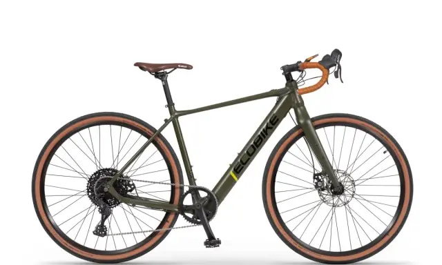 Zielony rower gravelowy z brązowym siodełkiem i owijką kierownicy. Napis "ECOBIKE" na ramie. To firma tworząca rowery.