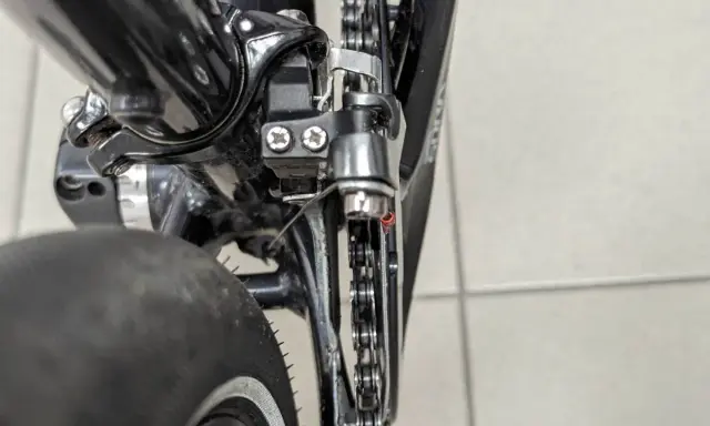 Problem z rowerem: przednia przerzutka nie wchodzi na 3. Widok na mechanizm korbowy, łańcuch i przednią przerzutkę.