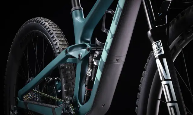 Zielony rower full suspension z amortyzatorem RockShox. Czy to hardtail czy full? Ten rower to zdecydowanie full.