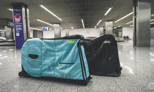 Dwie torby na rowery Evoc czekają na transport samolotem na lotnisku.