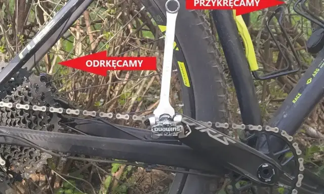 Klucz do roweru pokazuje, jak odkręcić pedały. Pamiętaj o kierunku: lewy pedał odkręcamy w prawo, prawy w lewo.