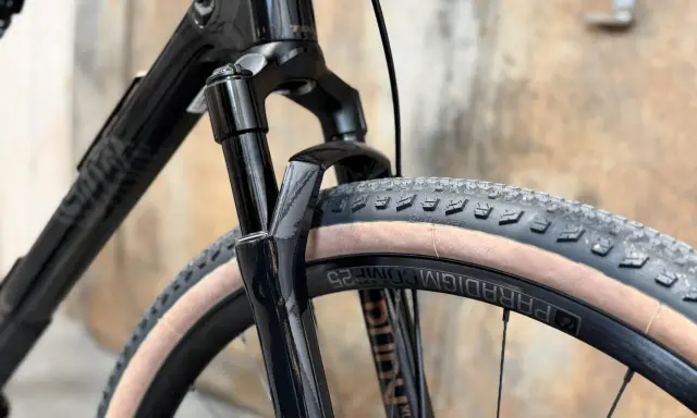 Czarny rower gravelowy marki Trek, z widocznym amortyzatorem i oponą Bontrager. To świetny wybór dla miłośników przygód.
